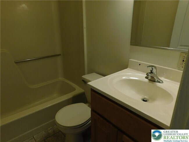 Building Photo - 813 Main St