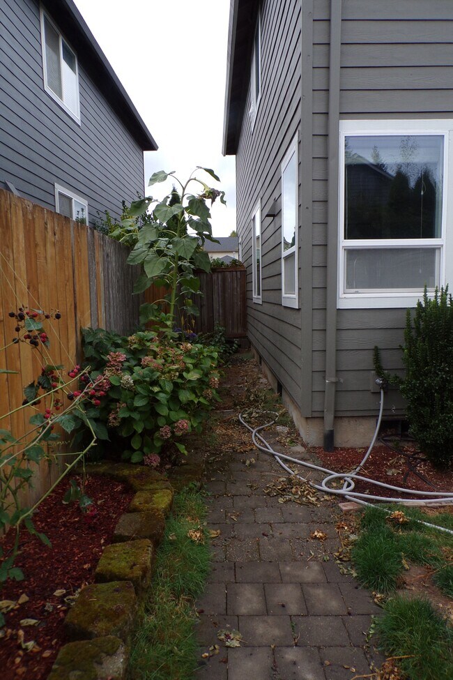 Building Photo - 12982 SW Kameron Way