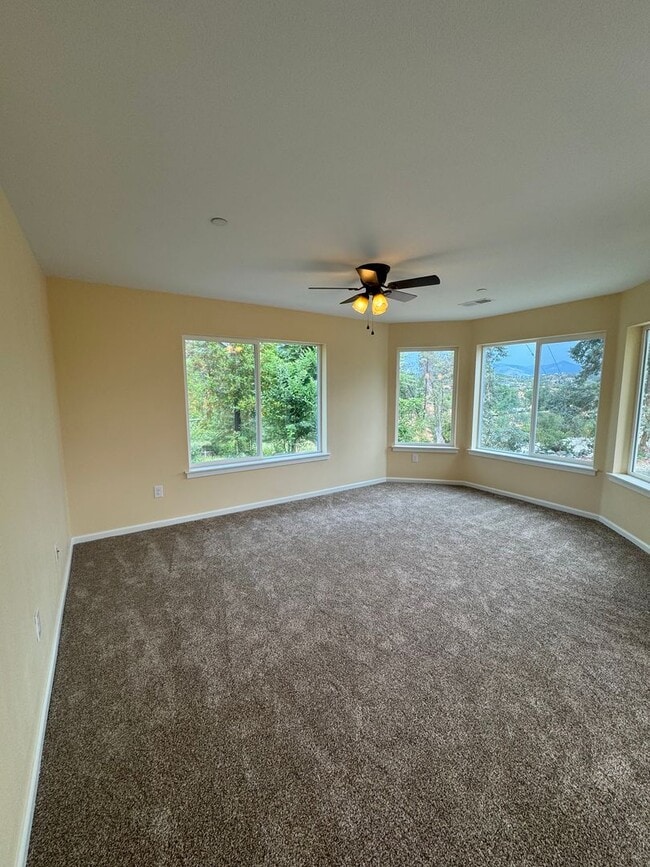 Building Photo - 2/1 HOME WITH BEAUTIFUL VIEWS
