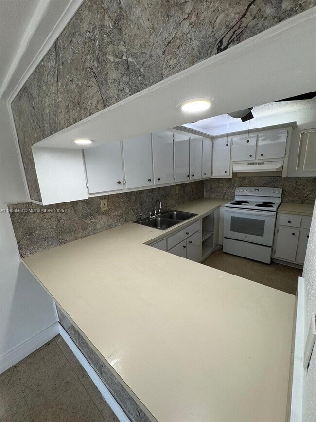 Building Photo - 1910 W 56th St