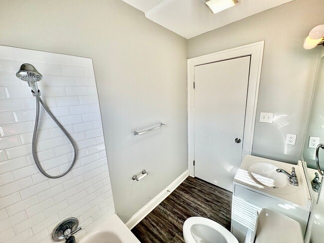 Building Photo - Spacious 2BR + Den with Hardwood Floors