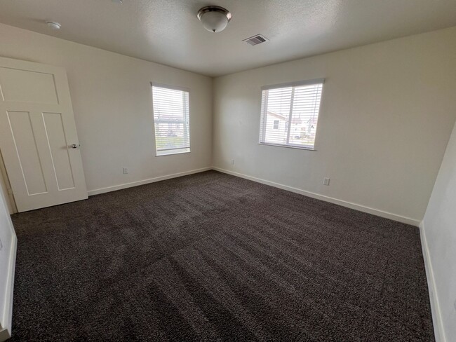 Building Photo - 3 Bedroom 2.5 Bathroom now available in Sp...