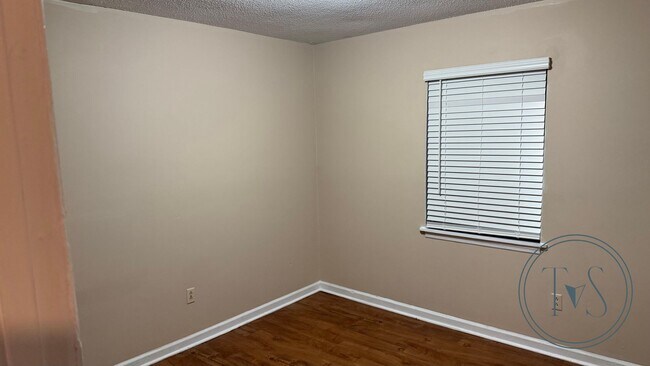 Building Photo - WINTER MOVE-IN SPECIAL: 50% OFF 1ST FULL MONTH'S RENT!**