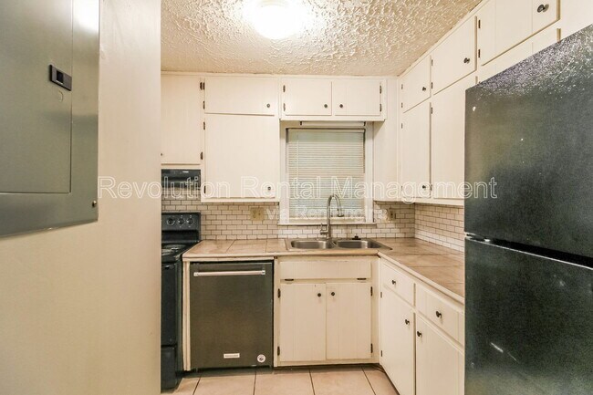 Building Photo - 2140 Kings Gate Cir