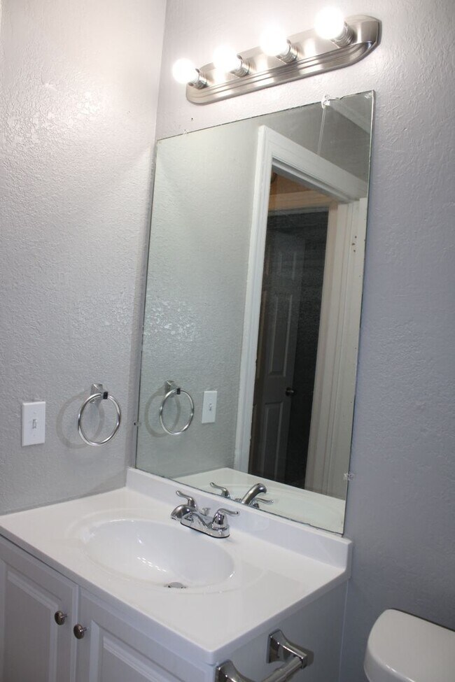 Building Photo - 3 or 4 bedrooms! Your Choice!