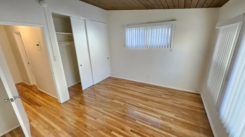 Building Photo - 11032 Moorpark St