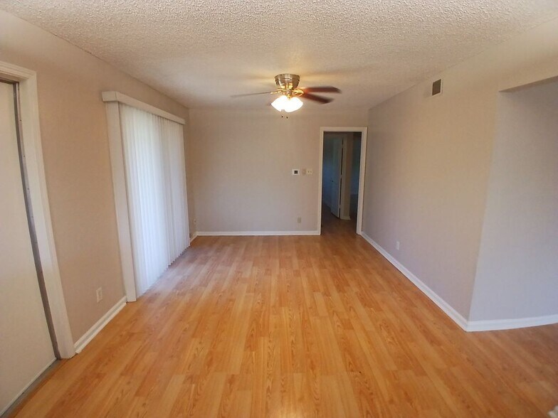 Building Photo - 9952 Vanguard Dr