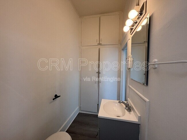 Building Photo - 1039 S Washington St