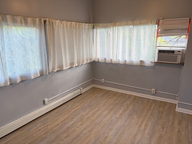 Building Photo - Updated 2 bed 1 bathroom in the avenues!