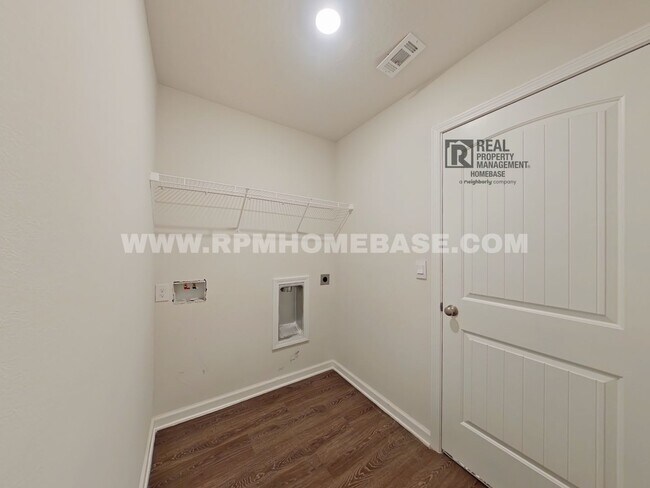 Building Photo - Spacious 5-Bedroom Home with Bonus Living ...