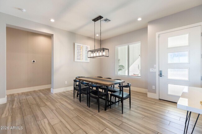 Building Photo - 2252 E South Mountain Ave