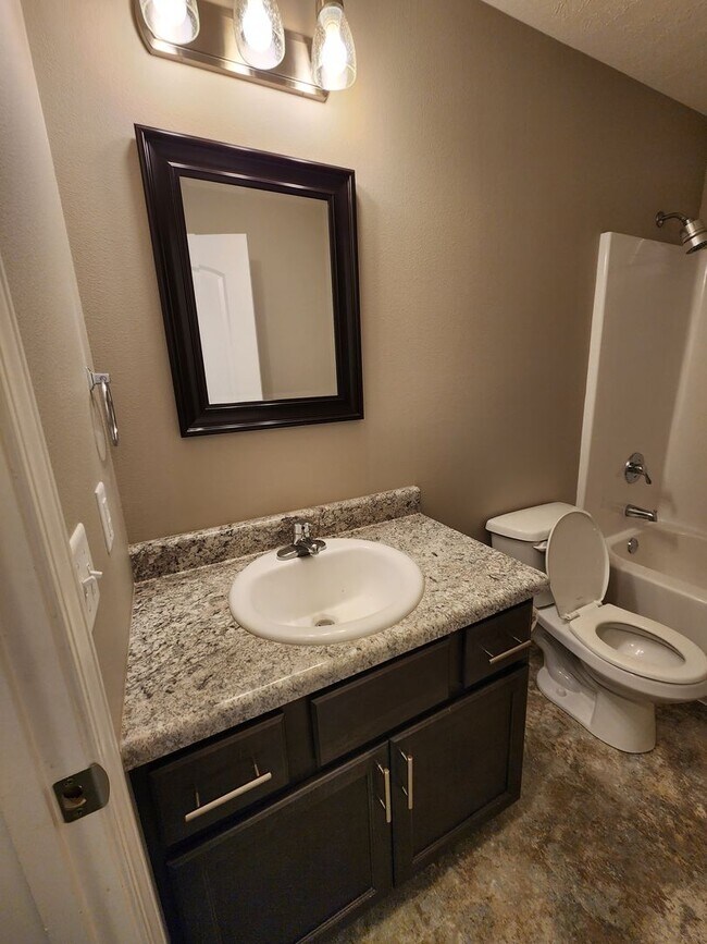 Building Photo - Spacious 3-Bedroom, 2-Bathroom Home AVAILA...