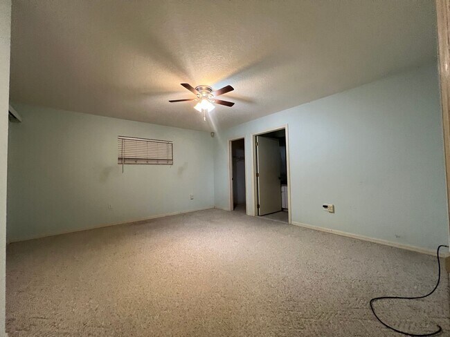 Building Photo - ANNUAL, UNFURNISHED * POOL * CANAL ** AVAIL 8/1/26 * 3 BEDS/2 BATHS * $2,095/month