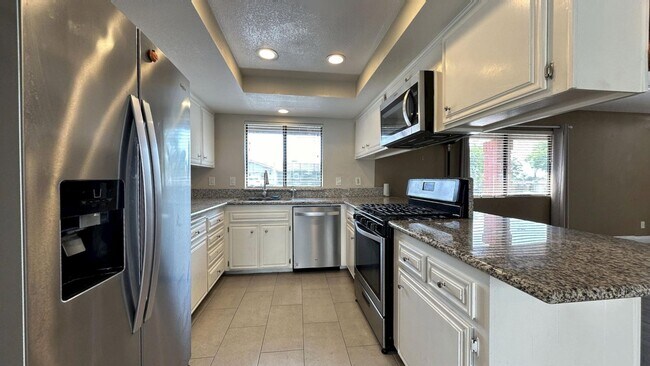 Building Photo - Custom Built 5 Bedroom 3 Bathroom Home in ...