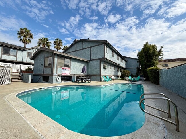 Building Photo - 2 Bed / 2.5 Bath Tri-Level Townhome – Gated Community in North Redondo Beach (Torrance PO)