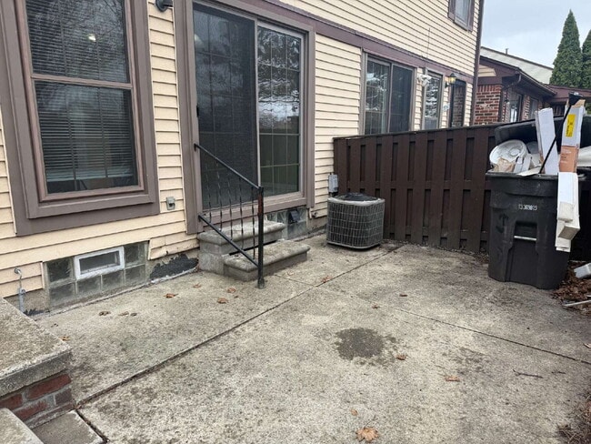 Building Photo - "2-Bed Condo Retreat in Clinton Township – Cozy Comfort Awaits!"