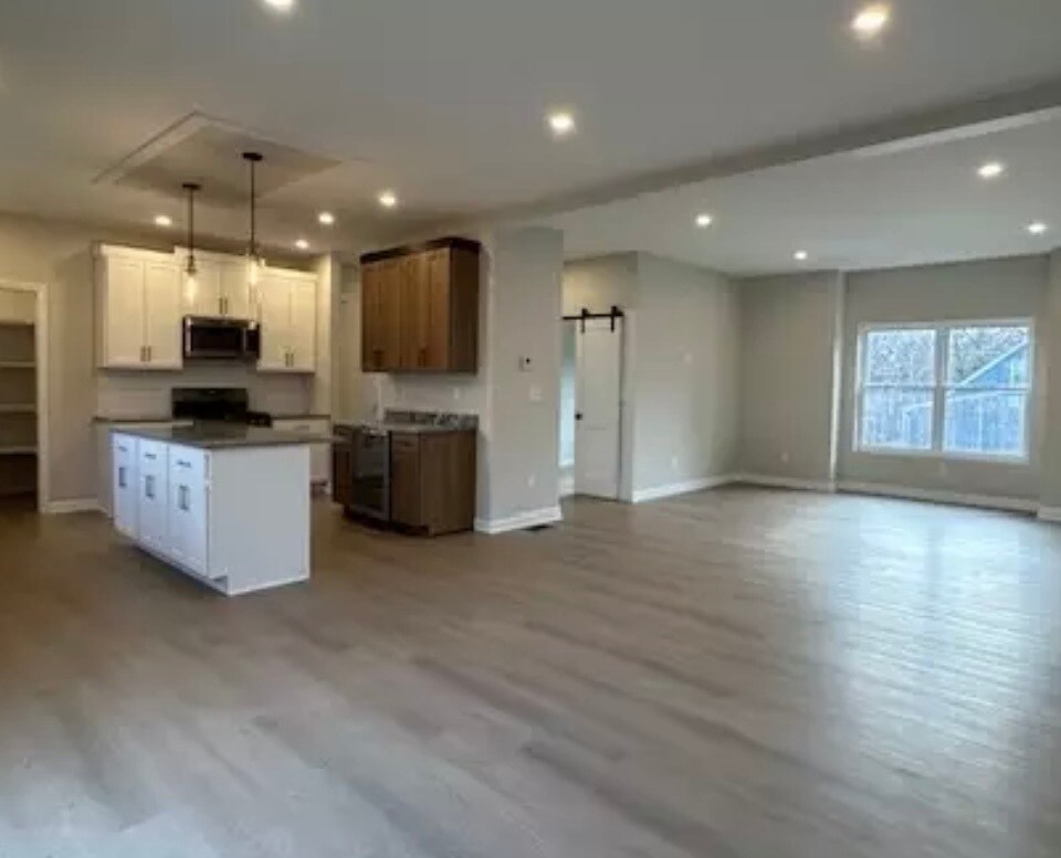 Building Photo - 62 Soundview Ave