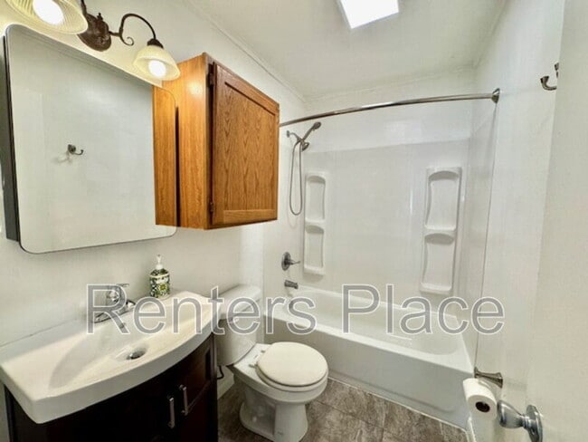 Building Photo - 319 E Dawes Ave