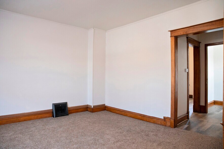 Building Photo - 609 5th Ave