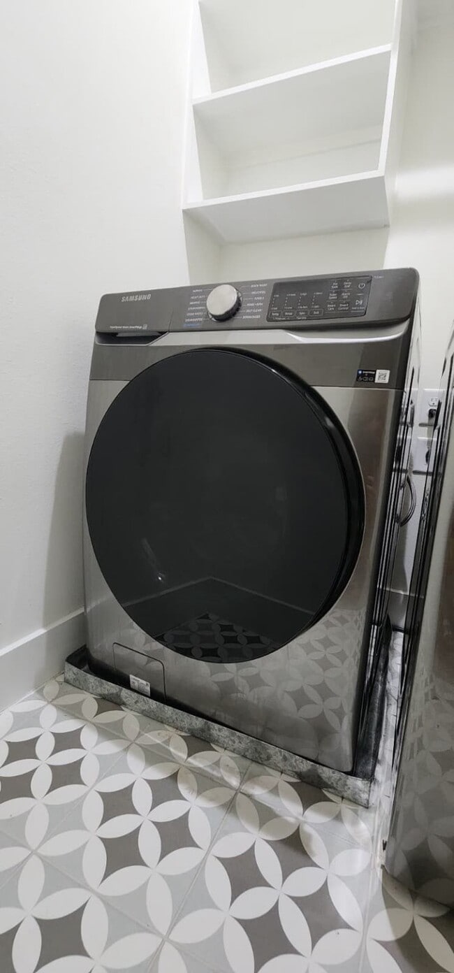 Building Photo - 890 Lucky St