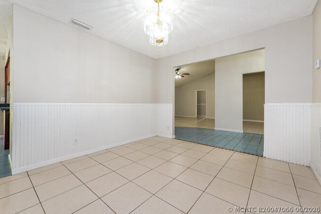 Building Photo - 547 Indigo Ave