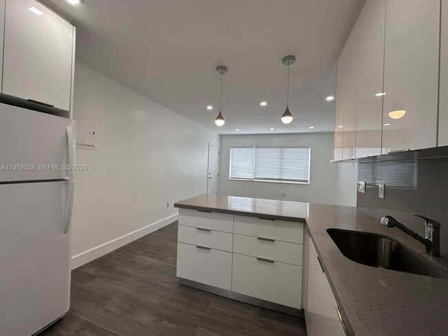 Building Photo - 215 Zamora Ave