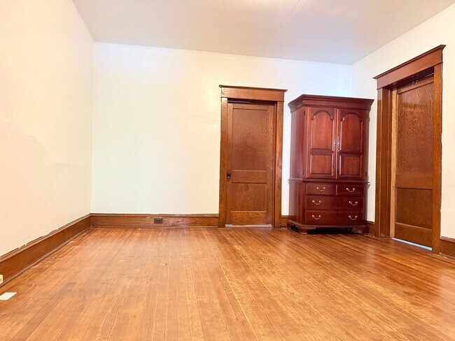 Building Photo - 303 E 6th St