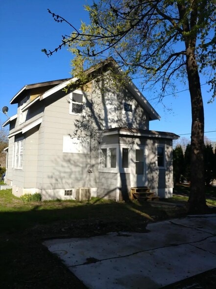 Building Photo - 122 5th Ave SE