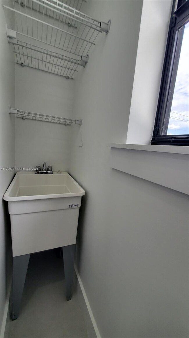 Building Photo - 6201 SW 22nd St