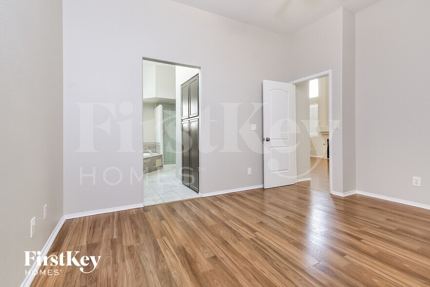 Building Photo - 2412 Silver Shadow Dr