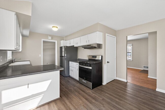 Building Photo - Great Location