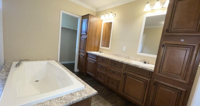 Building Photo - 758 Green Rd