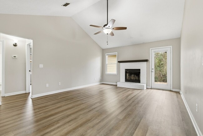 Building Photo - Updated 3BR / 2BA Home – Granite Counters & LVP