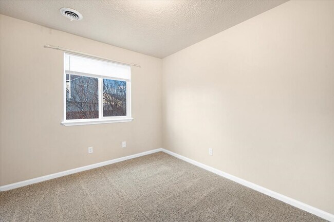 Building Photo - 3685 S Creekwood Way
