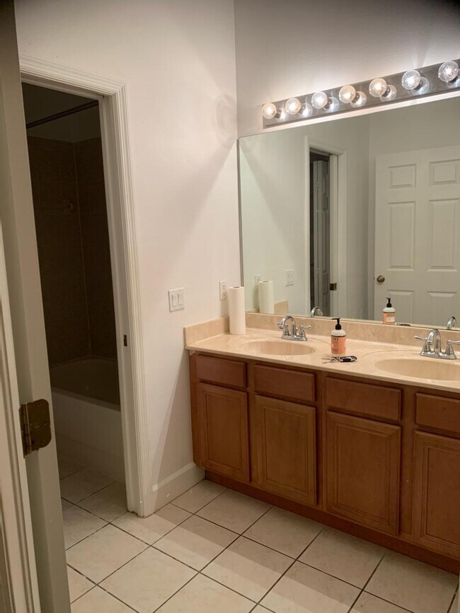 Building Photo - Beautiful 4-Bedroom, 2-Bath House Availabl...