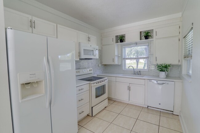 Building Photo - 121 S Triplet Lake Dr