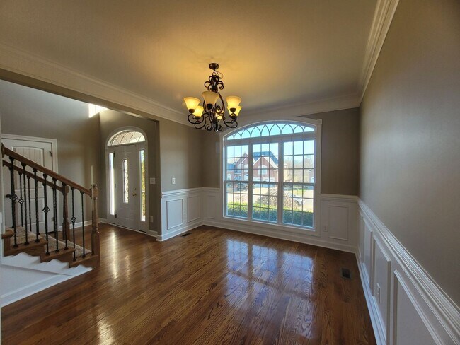 Building Photo - - Majestic 3 Bedroom 2.5 Bath + Bonus Room...