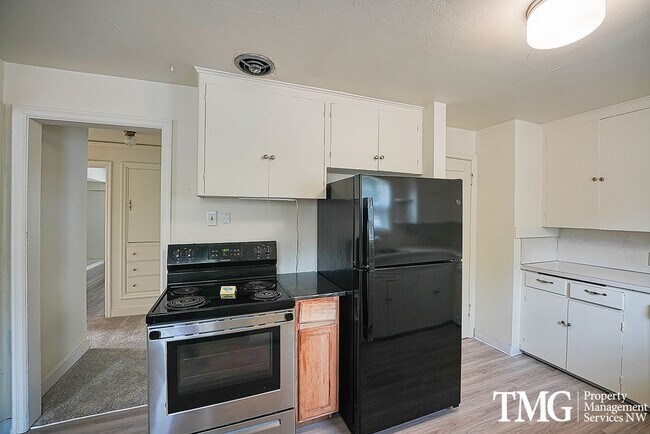 Building Photo - Adorable 3BD Home with Tons of Vintage Charm!