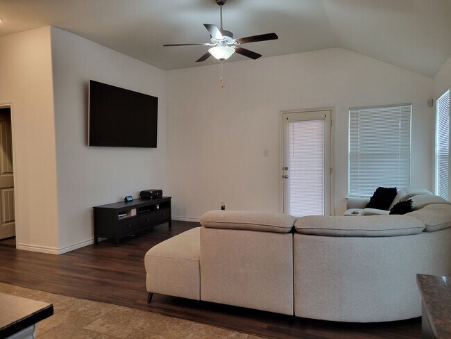 Building Photo - Open floor plan & small pets allowed! 3BD/...
