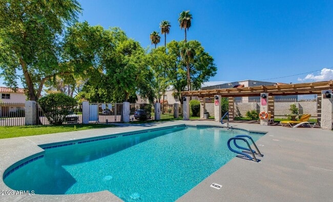 Building Photo - 1216 E Townley Ave