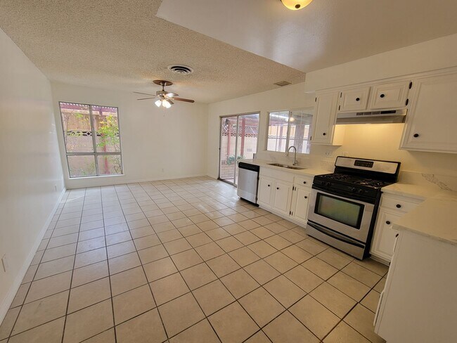 Building Photo - Beautiful 4 Bedroom Home in Palmdale!