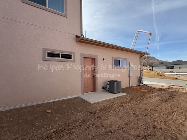 Building Photo - 250 Sasha St