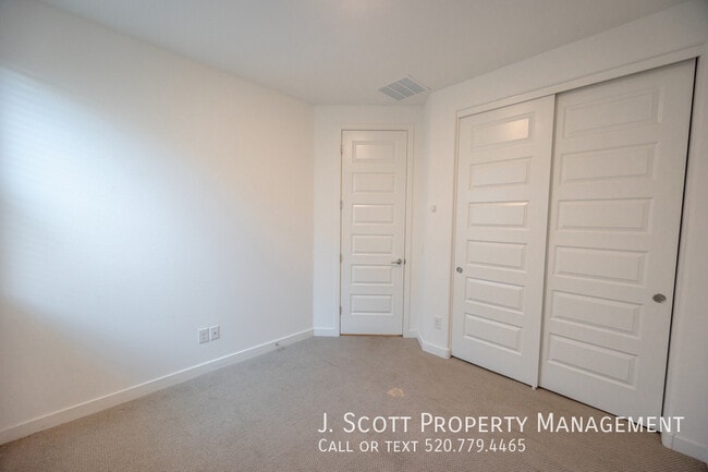Building Photo - 6910 S 12th Pl