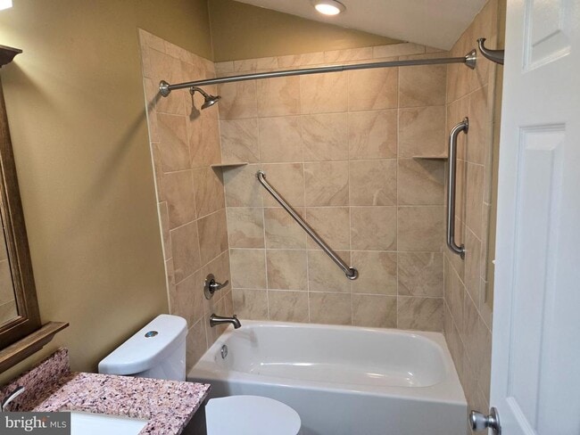 Building Photo - 33 S Ann St