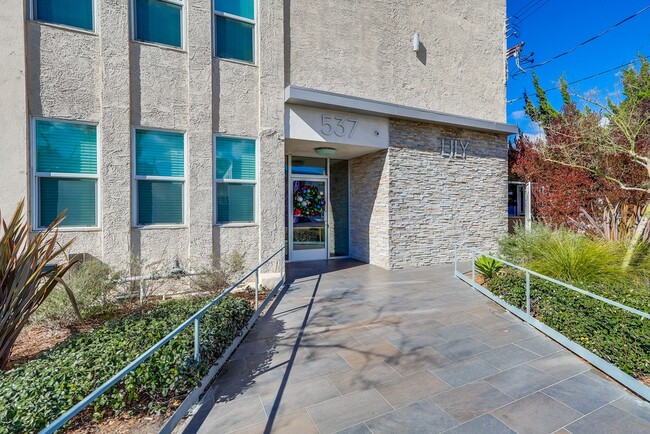 entrance - 537 W. Hyde Park Blvd