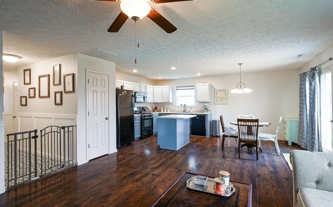 Building Photo - 3 Bed Home