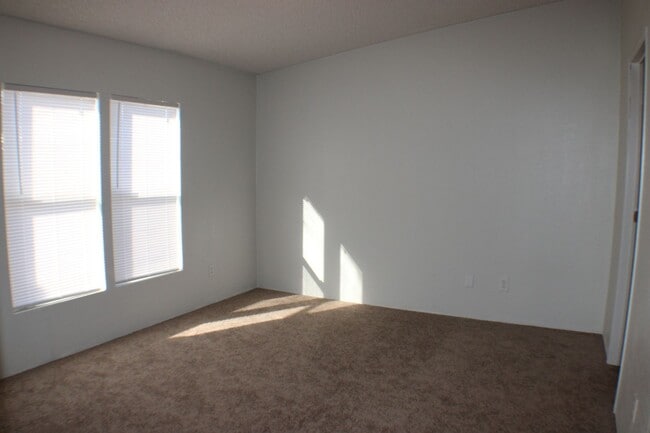 Building Photo - Spacious 3-Bed, 2-Bath Mobile Home in California City – Convenient & Cozy!