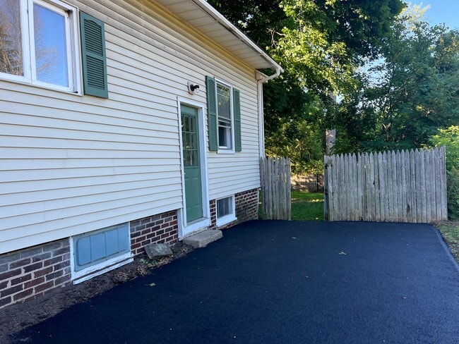 Building Photo - BEAUTIFUL SINGLE FAMILY MOVE-IN READY!!!