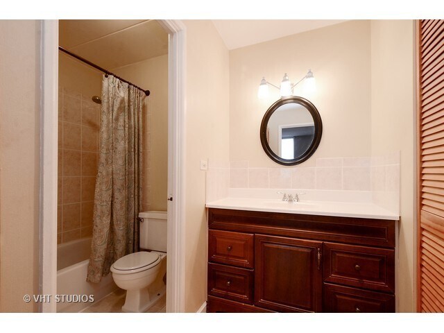 Building Photo - 225 S Rohlwing Rd