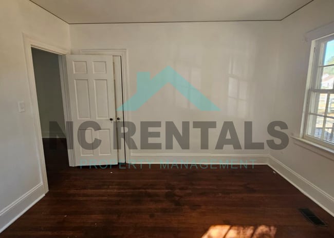 Building Photo - 1006 Panola St